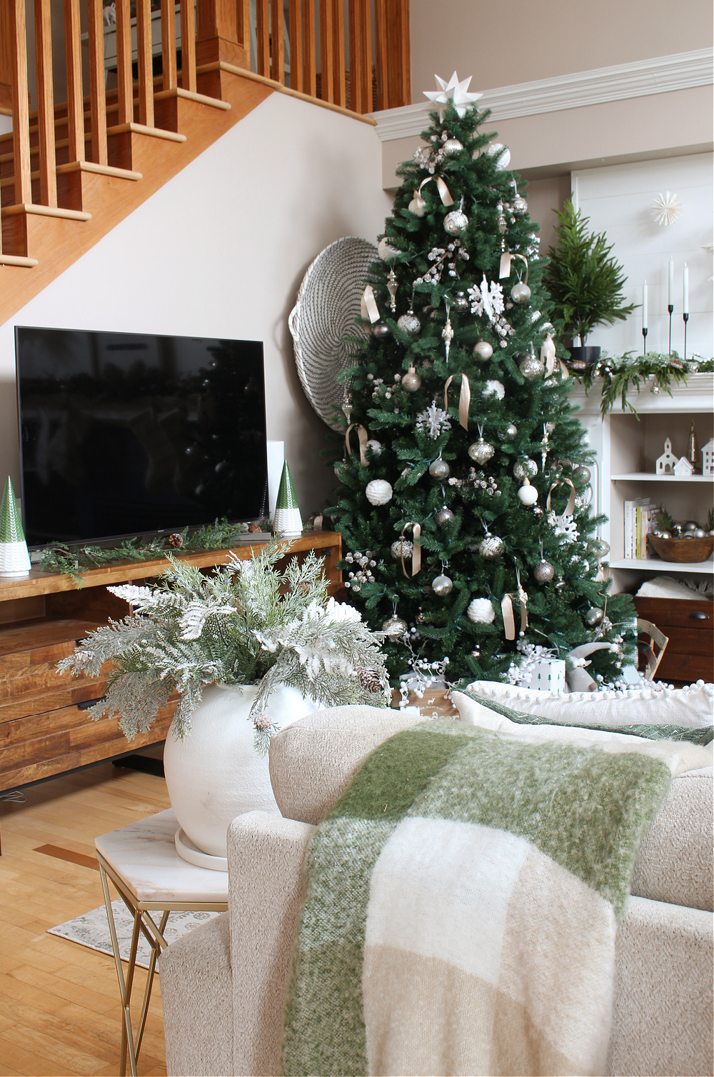 Green and White Christmas Living Room Decor Ideas - Clean and Scentsible